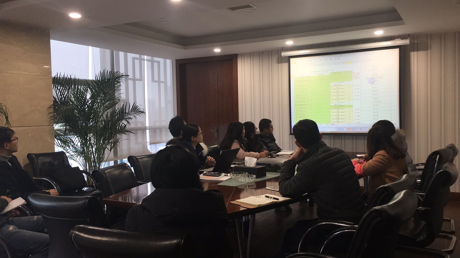 審核部組織員工進行提高業(yè)務(wù)水平的培訓(xùn)